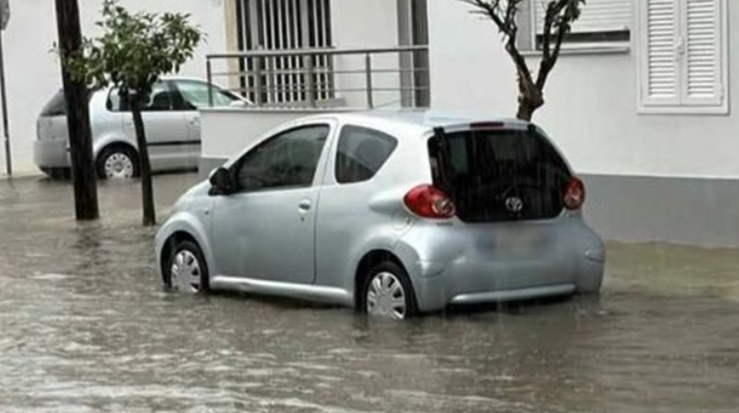 Πλημμύρισε το Μεσολόγγι: Φρεάτια, υπόγεια και δρόμοι ένα ποτάμι