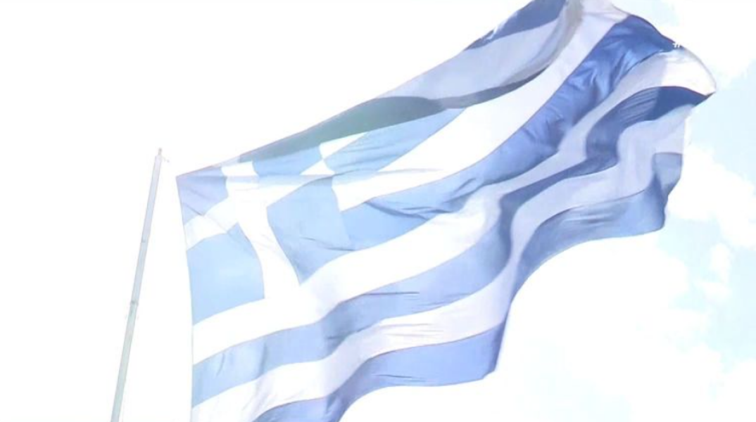 28η Οκτωβρίου - Χίος: Υψώθηκε και φέτος η τεράστια ελληνική σημαία στο λιμάνι του νησιού