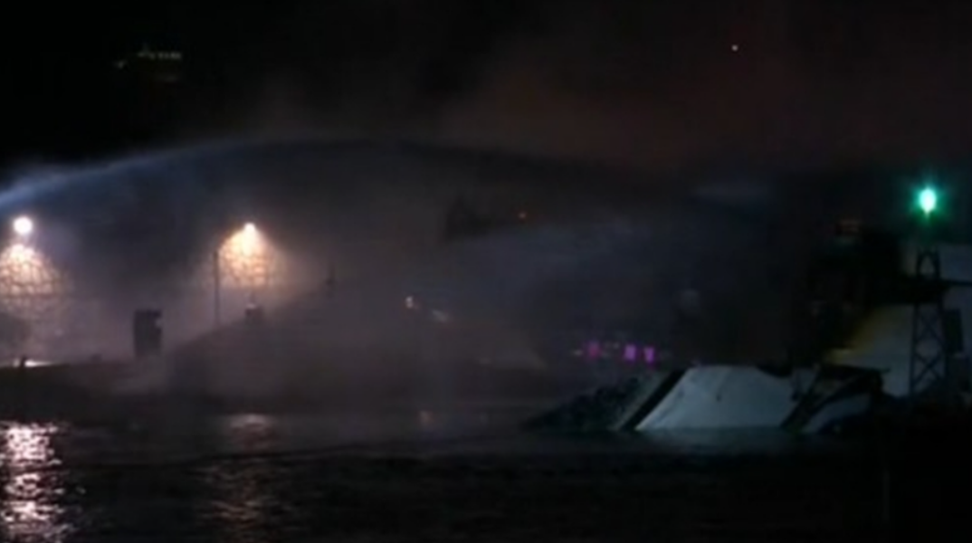 Πειραιάς: Στις φλόγες τυλίχθηκαν τέσσερα σκάφη στην Ακτή Θεμιστοκλέους