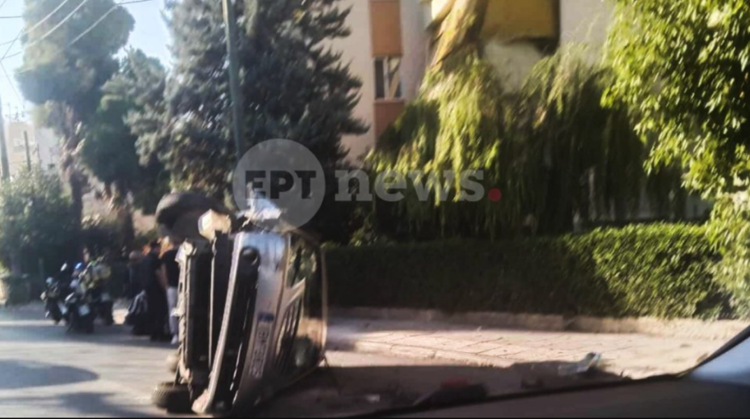 Τροχαίο ατύχημα στο Χαλάνδρι - Αναποδογύρισε αυτοκίνητο στην οδό Παλαιολόγου