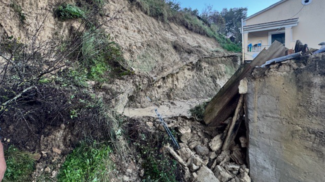 Στο έλεος της κακοκαιρίας η βόρεια Κέρκυρα: Κατολισθήσεις, αποκλεισμένοι δρόμοι και έντονα πλημμυρικά φαινόμενα