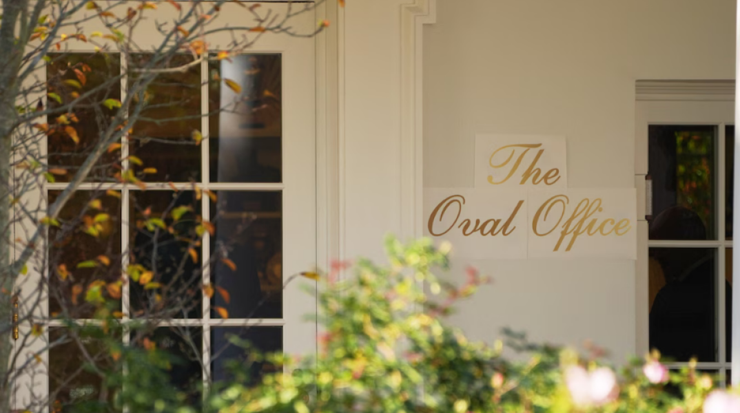 Τι συμβαίνει τελικά με την χρυσή επιγραφή «Oval Office» του Τραμπ στον Λευκό Οίκο;