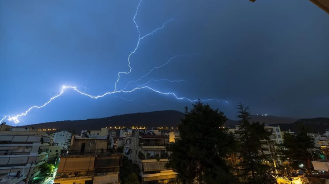 Κακοκαιρία Adel: Εντυπωσιακός «ανάποδος κεραυνός» φώτισε τον ουρανό πάνω από τον Υμηττό