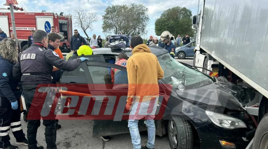 Σοβαρό τροχαίο στην Πάτρα - ΙΧ καρφώθηκε σε φορτηγό, τραυματίστηκε έγκυος