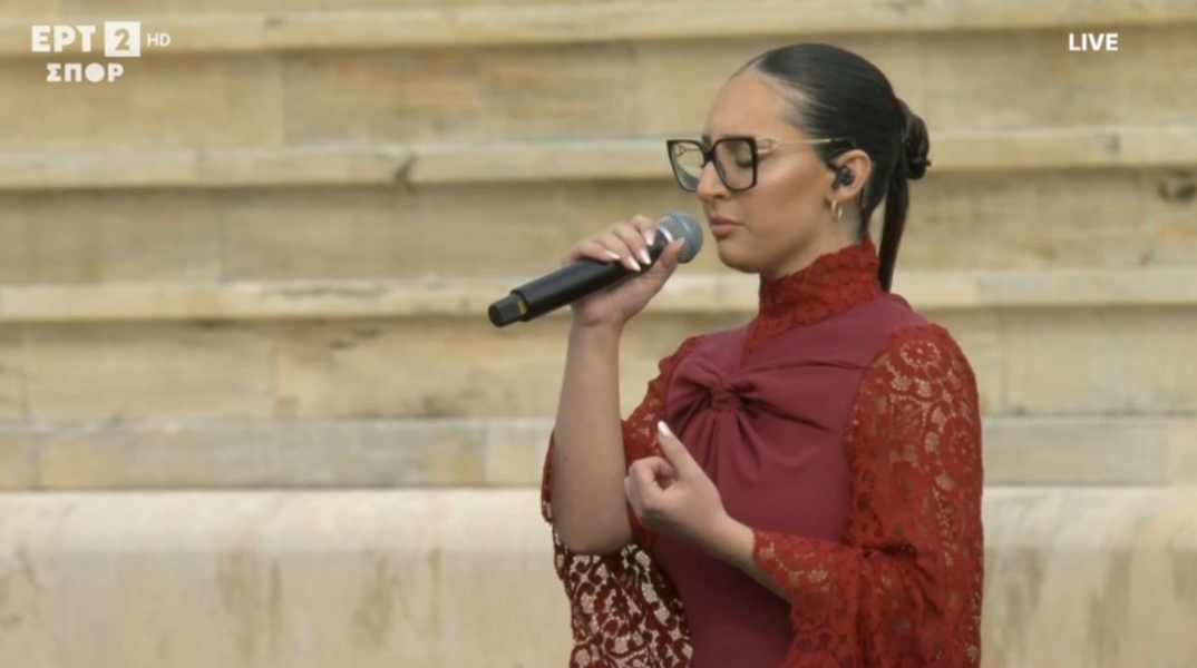 Η Κλαυδία τραγούδησε την  «Αστερομάτα» στο Καλλιμάρμαρο στην τελετή παράδοσης της Ολυμπιακής Φλόγας