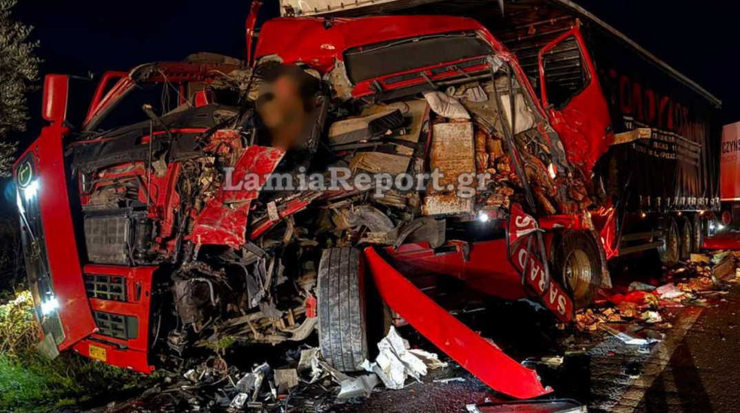 Σφοδρό τροχαίο έξω από την Αμφίκλεια – Συγκρούστηκαν δύο νταλίκες και ένα ΙΧ