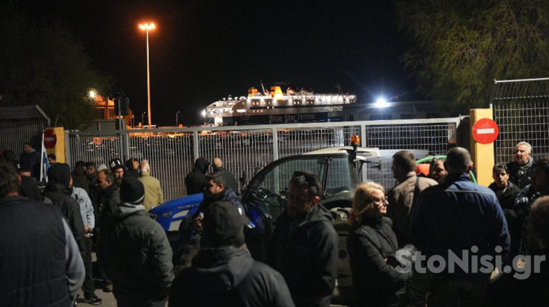 Μυτιλήνη: Μπλόκο αγροτών στο λιμάνι – Χωρίς επιβάτες αναχώρησε το «Διαγόρας»