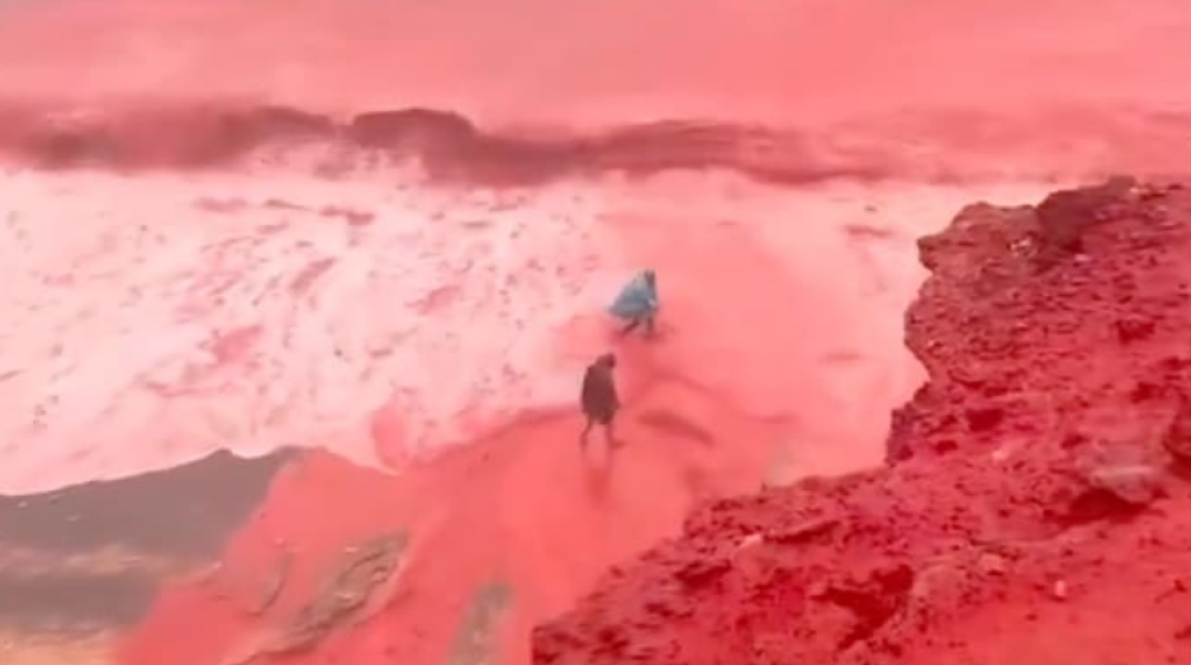 Καθηλωτικές εικόνες «Αποκάλυψης» στο Ορμούζ του Ιράν - Οι βροχές έβαψαν κόκκινη τη θάλασσα