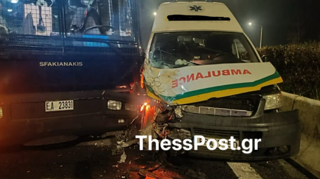 Ασθενοφόρο έπεσε πάνω σε κλούβα της Αστυνομίας στον Πλατύκαμπο - Τραυματίστηκε ο συνοδηγός
