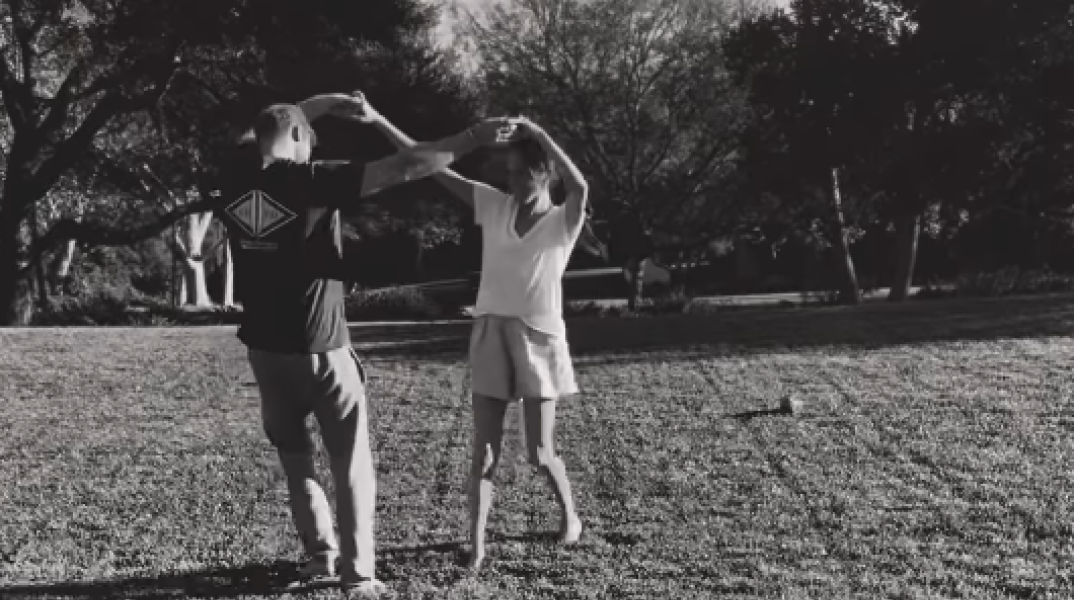 Η Μέγκαν Μαρκλ μοιράστηκε ένα τρυφερό βίντεο στο οποίο εμφανίζεται να χορεύει μαζί με τον πρίγκιπα Χάρι