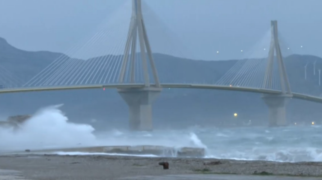 Πρωτοφανείς εικόνες στη γέφυρα Ρίου-Αντιρρίου: Άνεμοι 11 μποφόρ «καταπίνουν» το Κάστρο