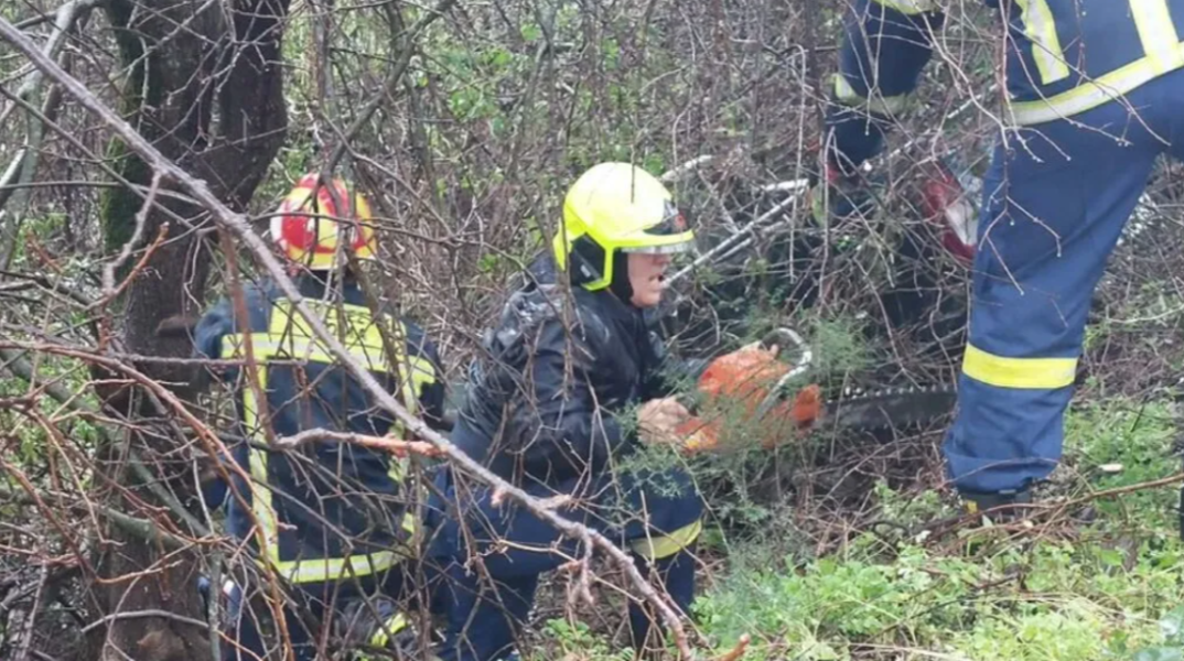 Σοβαρό τροχαίο στα Χανιά: Αυτοκίνητο έπεσε σε γκρεμό - Εγκλωβίστηκαν οι επιβάτες