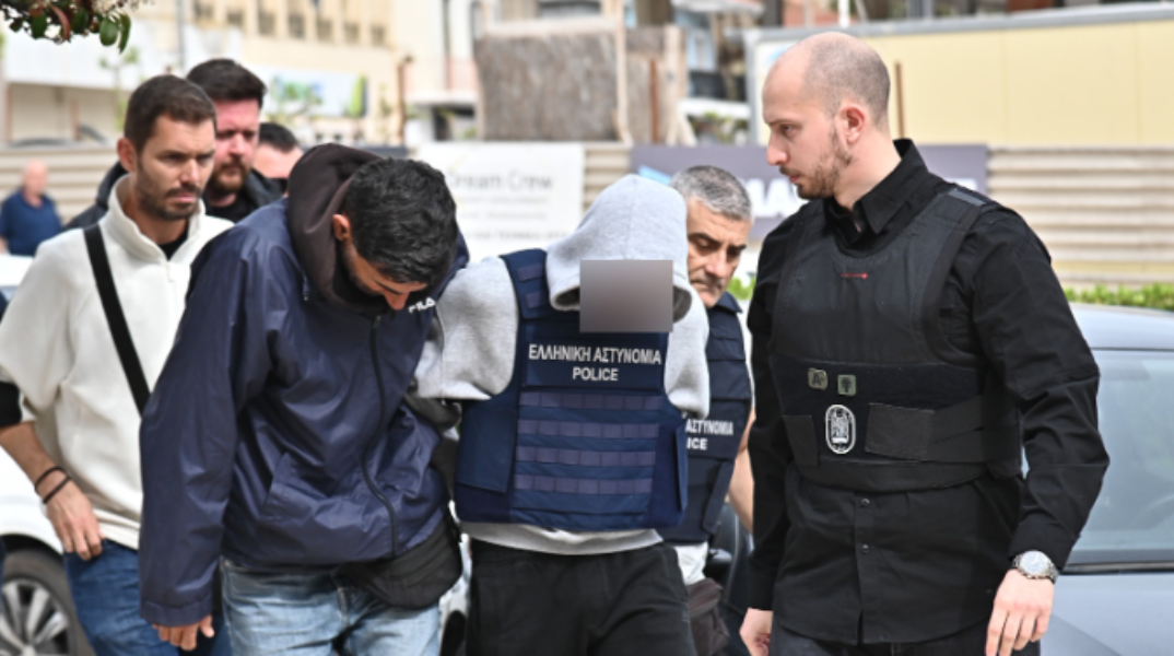Κεφαλονιά: Με σκυμμένο κεφάλι στα δικαστήρια οι τρεις συλληφθέντες για τον θάνατο της 19χρονης Μυρτώς