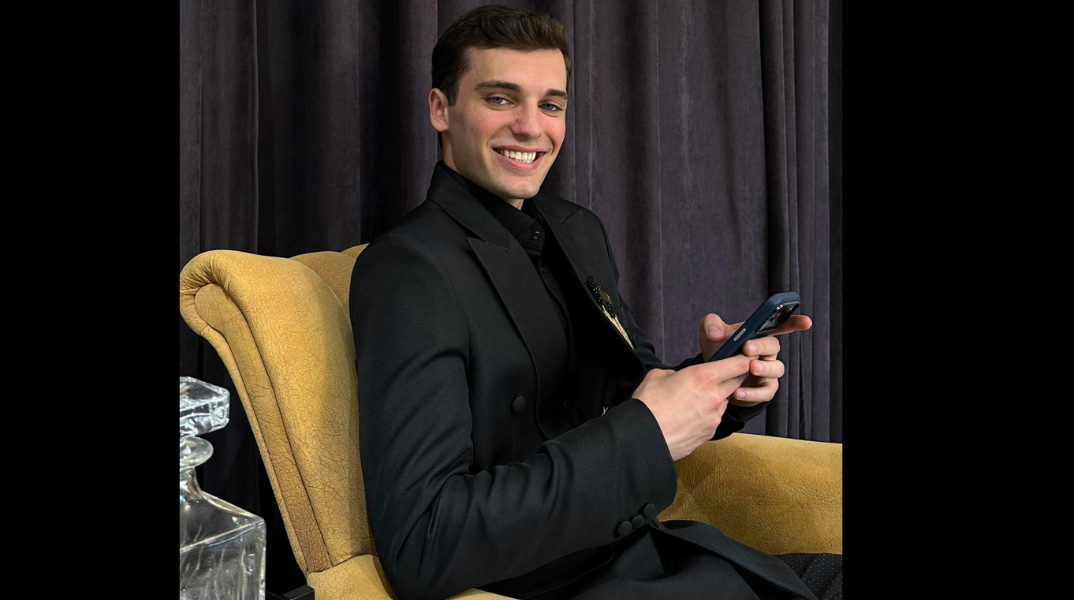 Ποιος είναι ο νεαρός πολιτικός από την Αλβανία που έγινε viral στο TikTok