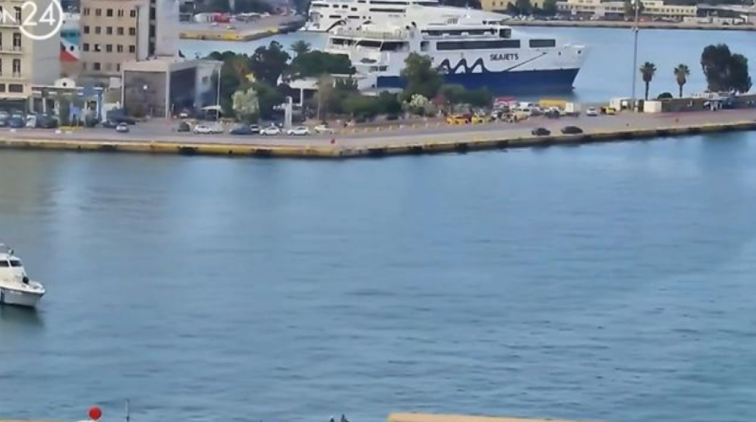 Συναγερμός στο λιμάνι του Πειραιά - Aυτοκίνητο έπεσε στη θάλασσα