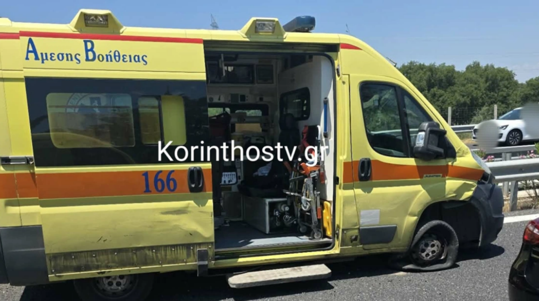 Σοβαρό τροχαίο στην Κορίνθου - Τριπόλεως: Εμπλέκονται τέσσερα ΙΧ και ασθενοφόρο του ΕΚΑΒ