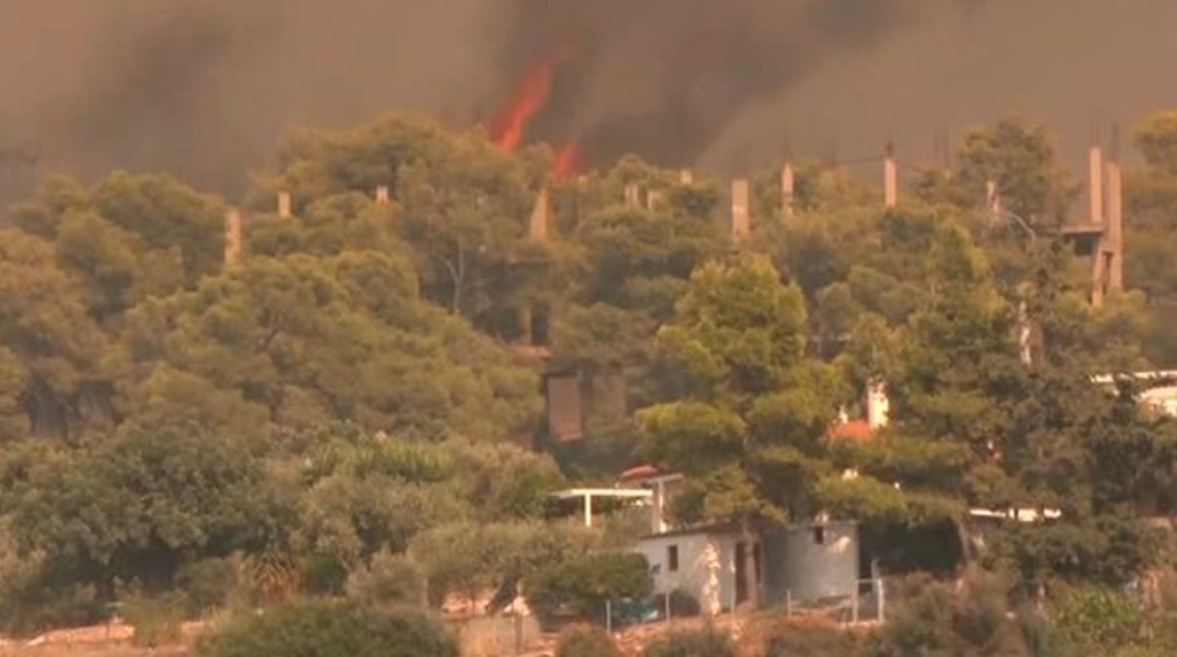 Σε πύρινο κλοιό η Δυτική Αττική: Καίγονται σπίτια στην Ψάθα, 112 για απομάκρυνση προς Μέγαρα 