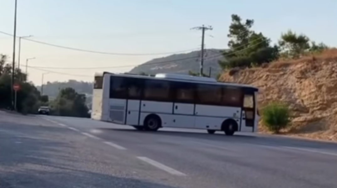Οδηγός λεωφορείου έκανε παράνομη αναστροφή στην Αθηνών-Σουνίου: Ταυτοποιήθηκε η 48χρονη