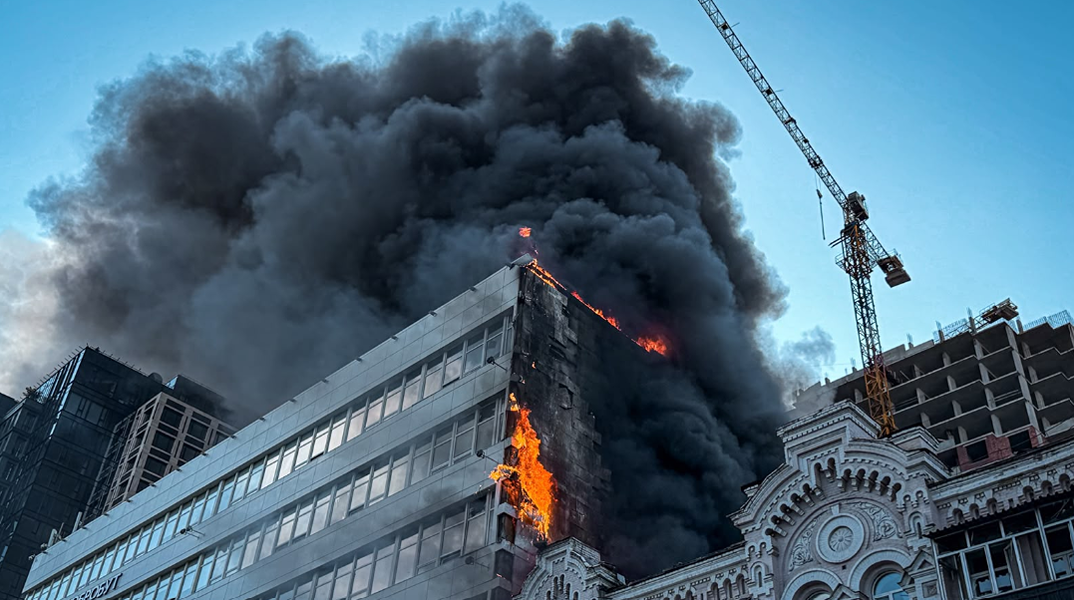 Στις φλόγες η Ακαδημία Επιστημών στο Κίεβο μετά από πλήγμα ρωσικού drone - Μια νεκρή και τρεις τραυματίες