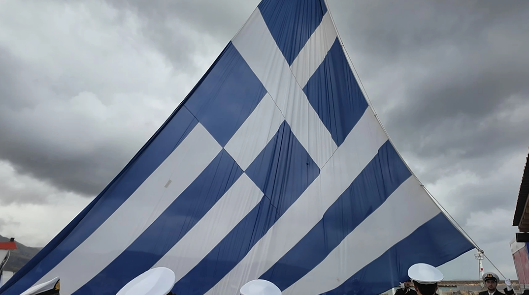 28η Οκτωβρίου: Υψώθηκε υπό βροχή η μεγάλη ελληνική σημαία στη Χίο