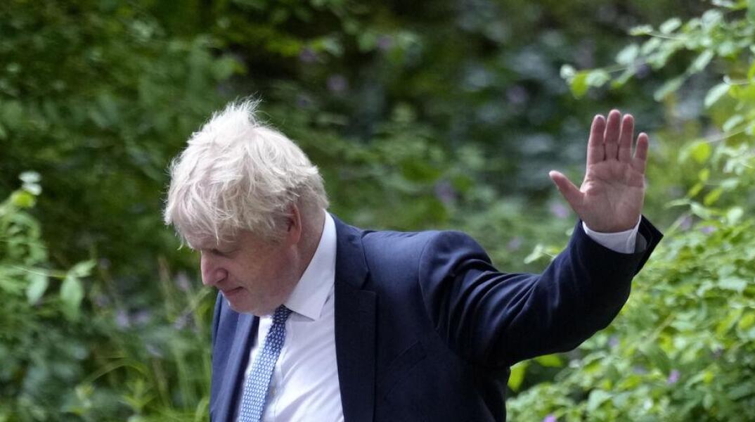 Τρίζει η καρέκλα του Μπόρις: Μπαράζ παραιτήσεων από κυβέρνηση και Τόρις