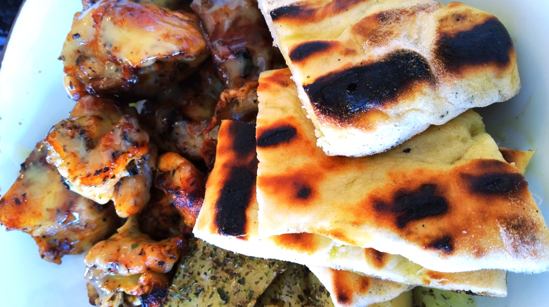 Κοντοσούβλι κοτόπουλο που αργοψήθηκε στα κάρβουνα με πατάτα στη χόβολη και χειροποίητη πιτούλα