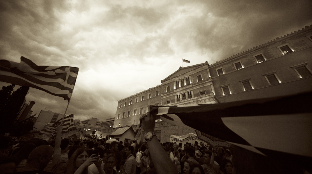 Πλήθος έξω από τη Βουλή 