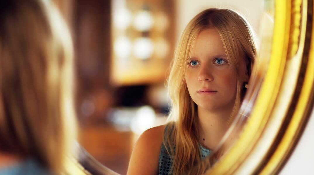 Κορίτσι στον καθρέφτη