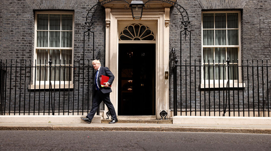 Βρετανία: Στο κόκκινο οι διεργασίες για «έξοδο» Τζόνσον – Τα σενάρια και οι ημερομηνίες-κλειδιά