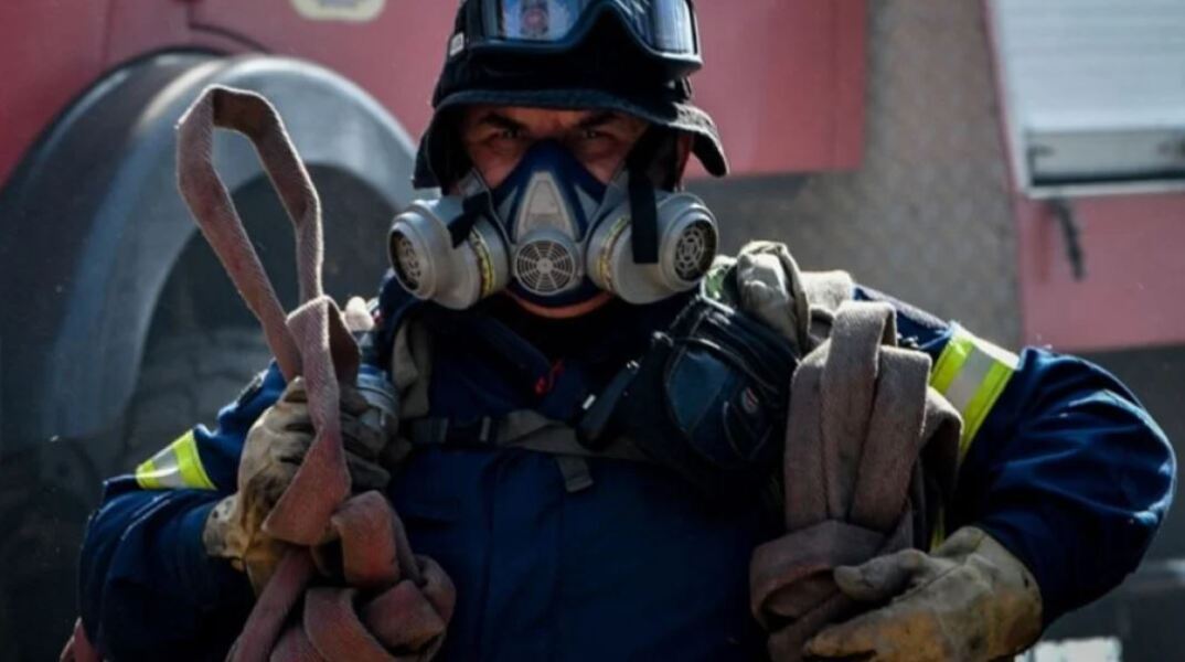 Πυροσβέστης κατά τη διάρκεια κατάσβεσης πυρκαγιάς