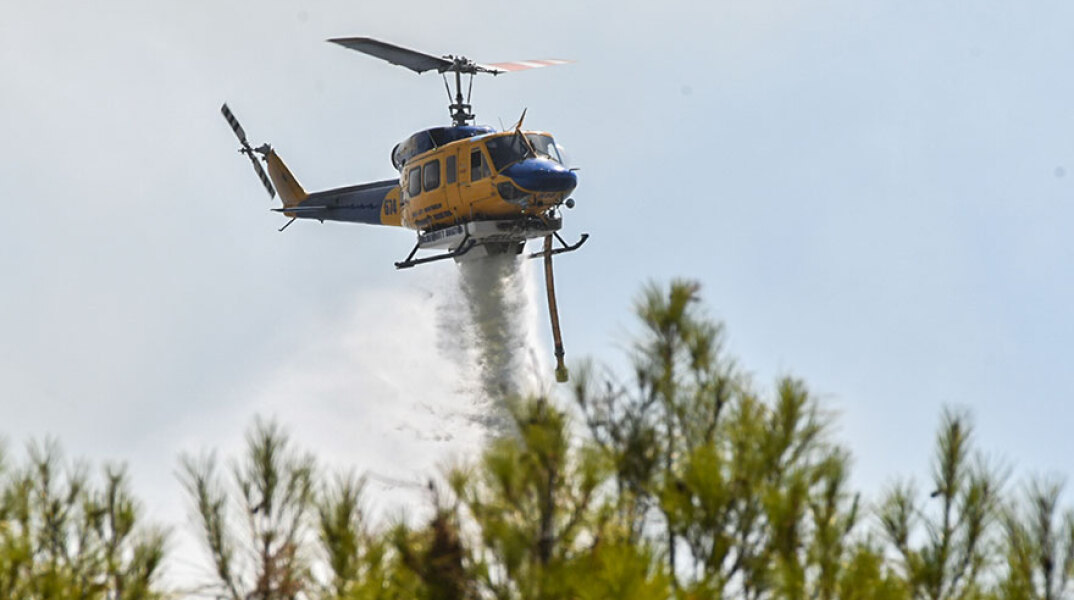 Ελικόπτερο επιχειρεί σε φωτιά