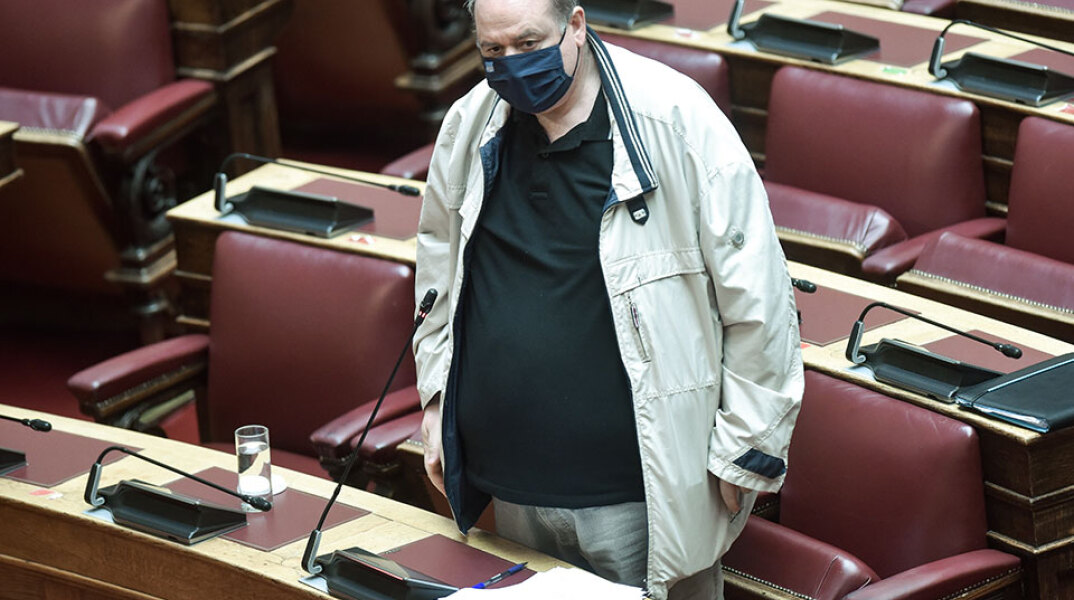 Να κλείσουν την οθόνη και να χαρούν τον χιονιά προτρέπει τους μαθητές ο Ν. Φίλης	