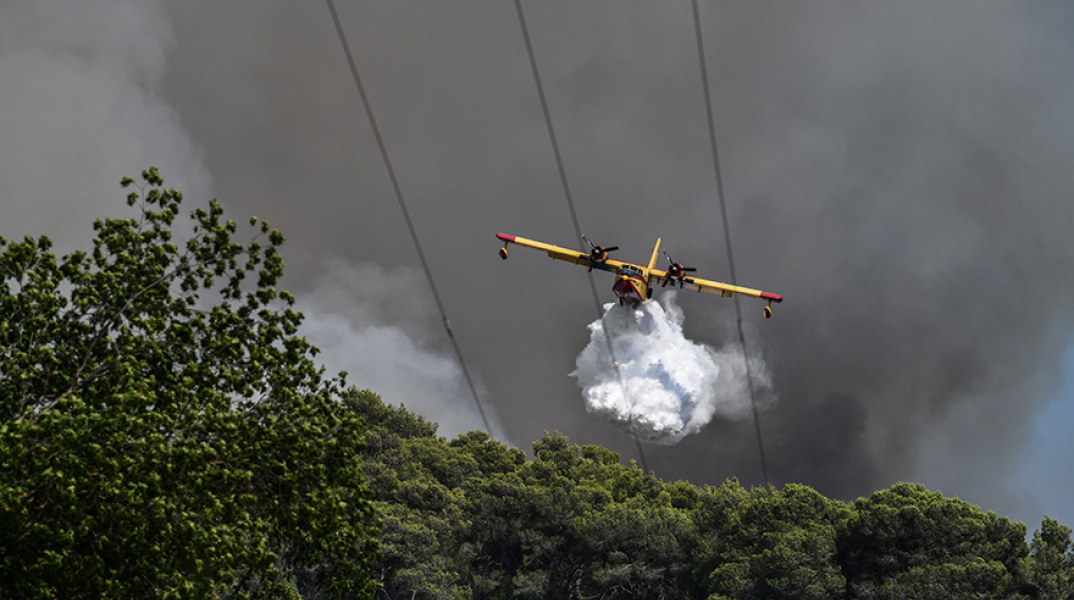 Πυροσβεστικό αεροπλάνο επιχειρεί σε φωτιά