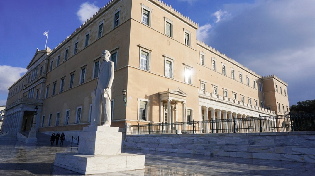 Πανοραμική εικόνα της Βουλής των Ελλήνων στο Σύνταγμα