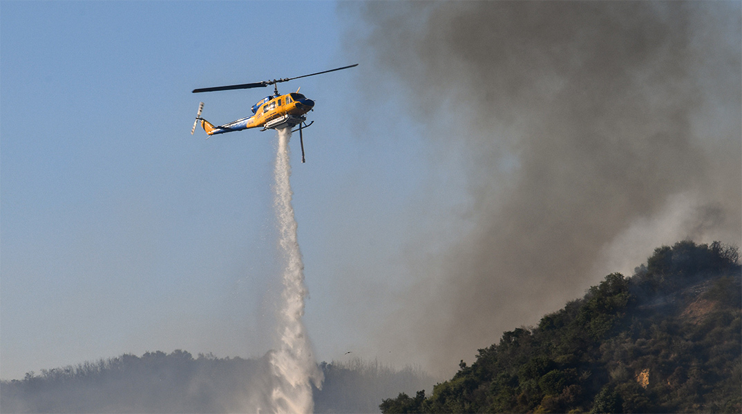 Ελικόπτερο επιχειρεί σε φωτιά