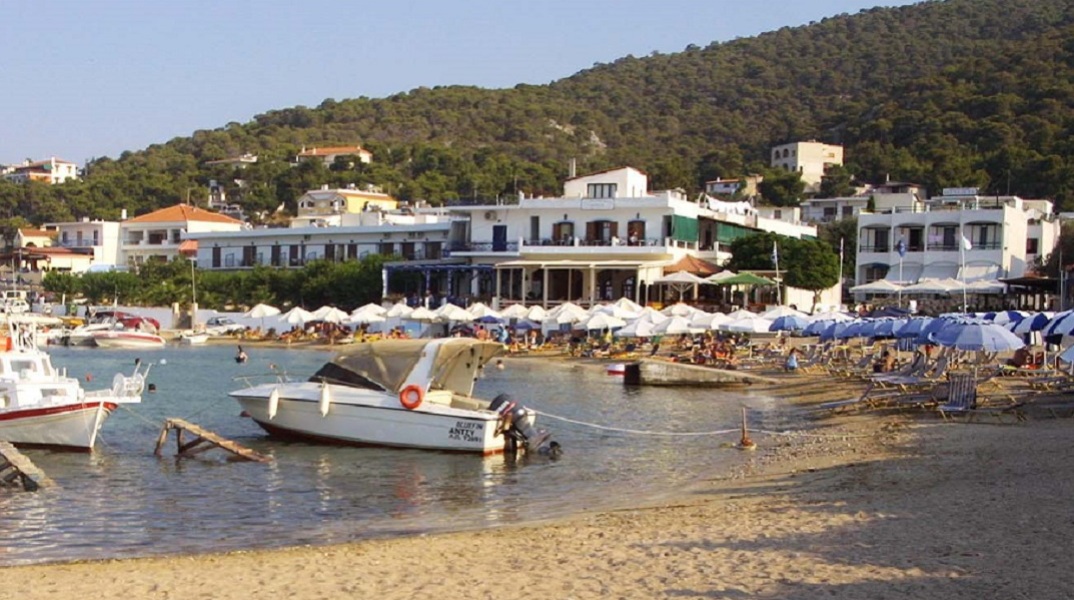 Άντρας πέθανε στη θάλασσα στο Αγκίστρι μπροστά στη γυναίκα του