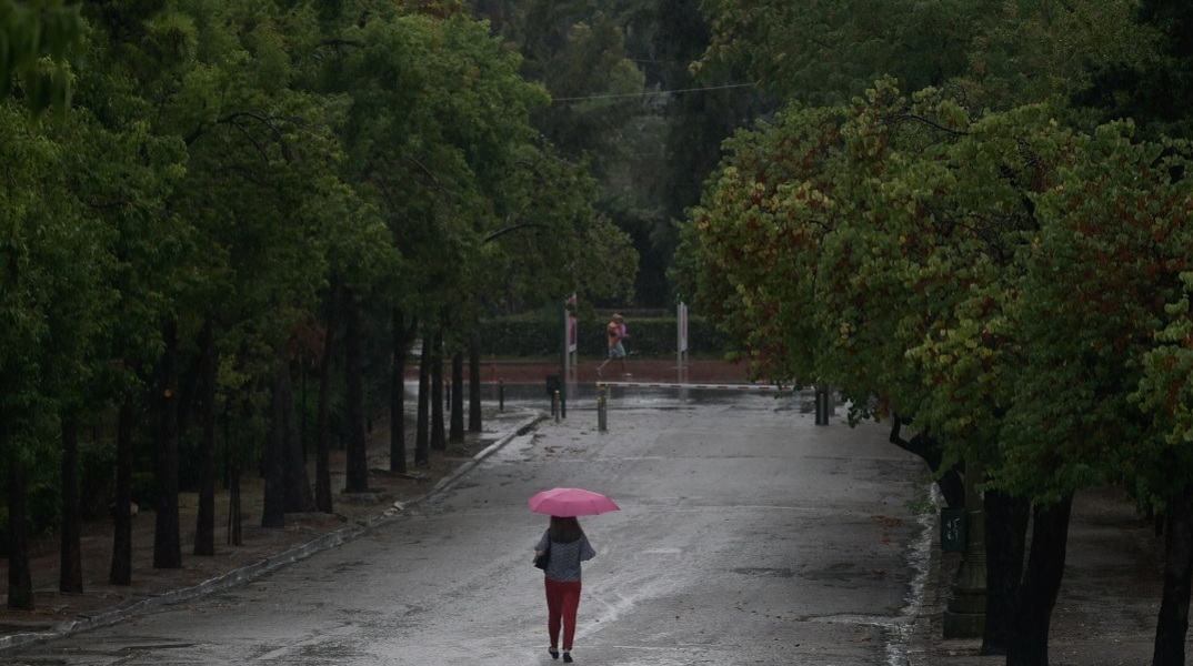 Κακοκαιρία στη χώρα με βροχές και καταιγίδες