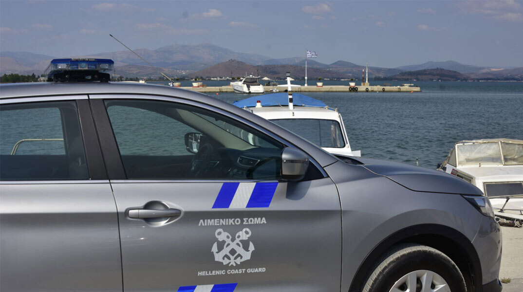 Λιμενικό όχημα στην προβλήτα λιμανιού