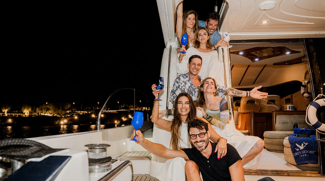 Με φόντο το ISLAND Athens Riviera (από κάτω προς τα πάνω): Αριστοτέλης Μπολοβίνος, Βασιλική Ρούσσου, Ξένη Κουβέλη, Ηλίας Μπόγδανος, Τζίνα Σμαριανάκη, Ιόλη Δημοπούλου, Νικόλας Μάστορας