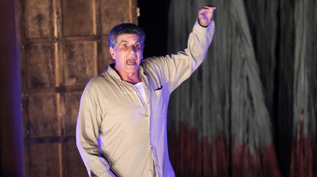 Ο Γιάννης Μπέζος