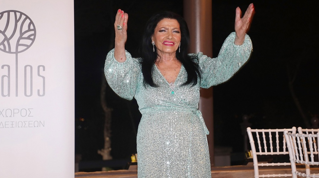 Ζωζώ Σαπουντζάκη: Τα "έσπασε" χορεύοντας Αργυρό - "Σας αφιερώνω αυτή τη ζεμπεκιά"