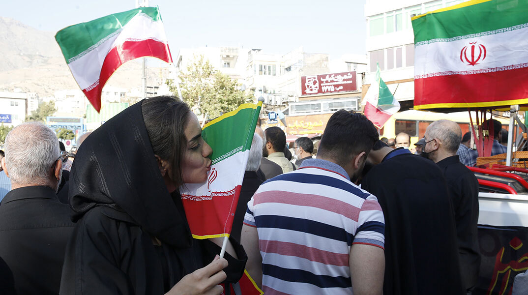 Γυναίκα στο Ιράν σε διαδήλωση στην Τεχεράνη φιλά την ιρανική σημαία
