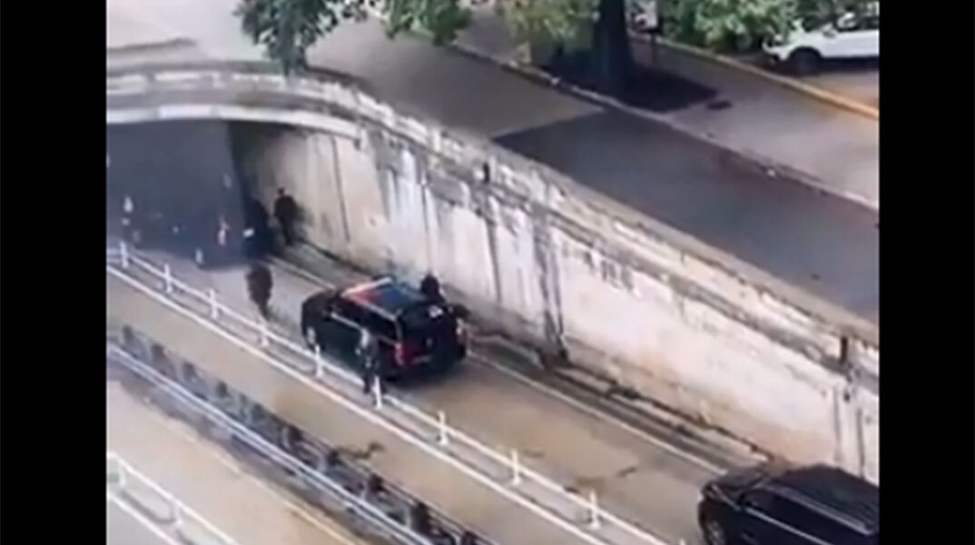 Λίγο μετά το ατύχημα η αυτοκινητοπομπή που μετέφερε την Κάμαλα Χάρις ακινητοποιήθηκε