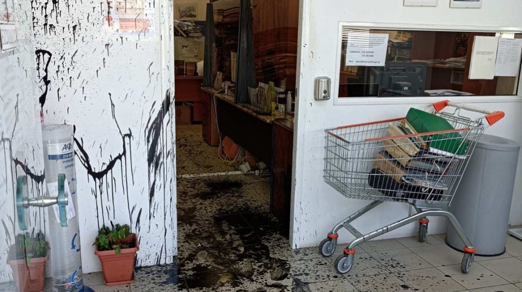 Άνδρας επιτέθηκε με υγρό σε υπαλλήλους δημόσιας υπηρεσίας στην Παλλήνη