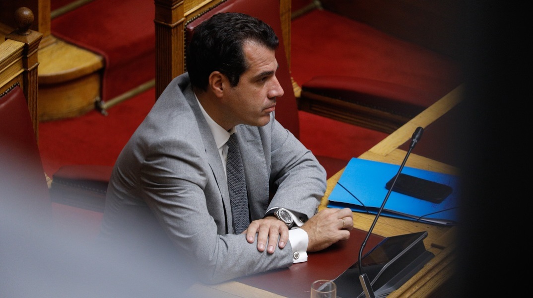 Ο υπουργός Υγείας, Θάνος Πλεύρης στη Βουλή