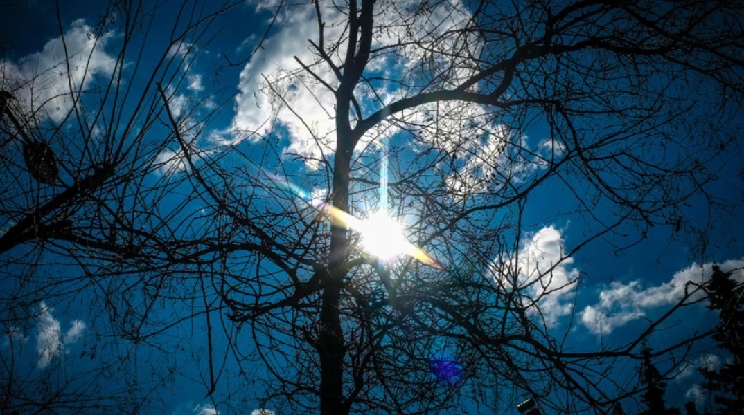 Καιρός: Ήλιος με «δόντια» την Κυριακή - Θα παραμείνουν οι άνεμοι στα πελάγη 