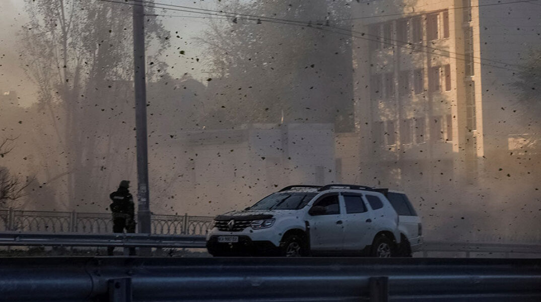 Mπάραζ ρωσικών επιθέσεων στο Κίεβο και άλλες πόλεις