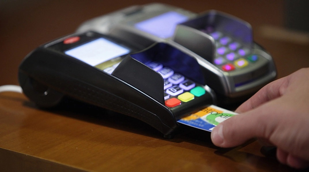 «Εξαφανίζονται τα μετρητά»: Επτά στους δέκα Έλληνες αγοράζουν οnline και με κάρτα