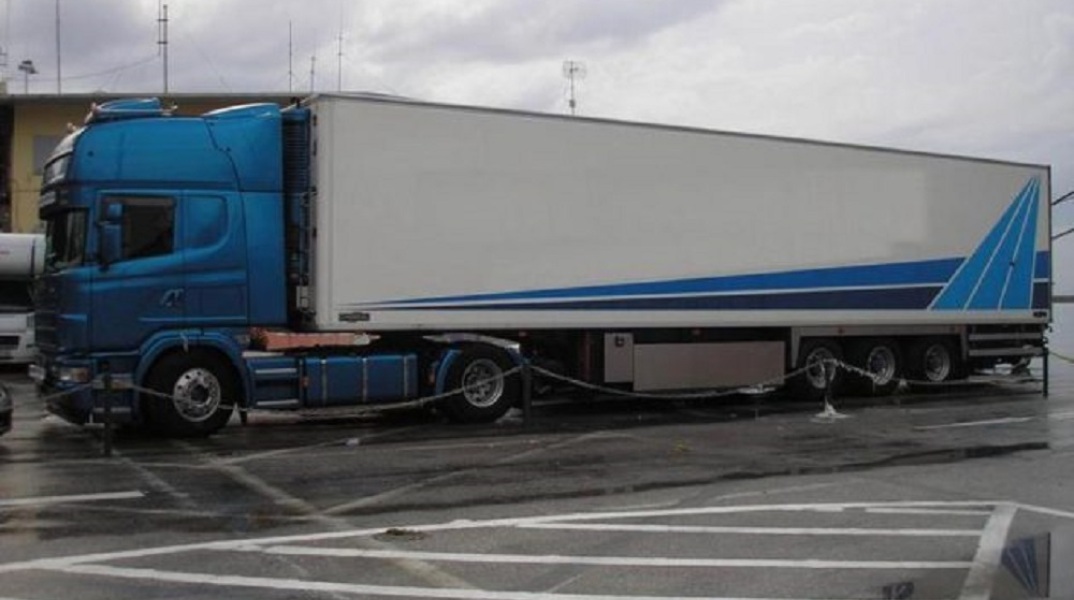 Καλάβρυτα: «Δίπλωσε» νταλίκα που μετέφερε φυσικό αέριο στο ύψος του Άνω Διακοπτού 