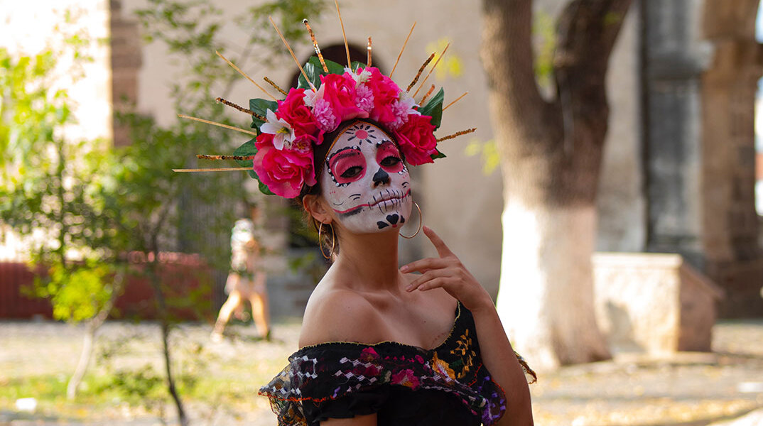Κοπέλα με μακιγιάζ Dia de los Muertos